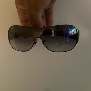 Hi guys!!! Im selling Ray bans glasses.